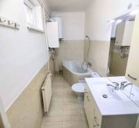 ☎️ 0918/197 701  ZNÍŽENÁ CENA   159 000,- €   Na predaj 3 izbový rodin - Kúpeľňa v rodinnom dome s vaňou, umývadlom, toaletou a radiátorom.