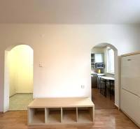 REZERVOVANÉ  ☎️ 0918/197 701 Na prenájom garsónka blízkosti centra mes - Rekreačný apartmán s podlahou s dreveným dekorom a kuchyňou so spotrebičmi.