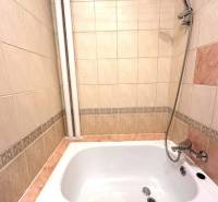 REZERVOVANÉ  ☎️ 0918/197 701 Na prenájom garsónka blízkosti centra mes - Kúpeľňa v Rekreačnom apartmáne s vaňou a sprchovou hlavicou, obložená svetlými dlaždicami.