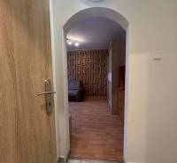 REZERVOVANÉ  ☎️ 0918/197 701 Na prenájom garsónka blízkosti centra mes - Rekreačný apartmán s oblúkovým prechodom, podlahou s dreveným dekorom a vzorovanou tapetou.