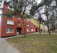 REZERVOVANÉ  ☎️ 0918/197 701 Na prenájom garsónka blízkosti centra mes - Panelový dom v Dunajskej Strede v prírodnom prostredí pri parku s chodníkom.