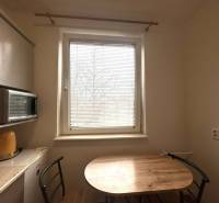 REZERVOVANÉ  ☎️ 0918/197 701 Na prenájom garsónka blízkosti centra mes - Kuchyňa v rekreačnom apartmáne s oknom a stolom s dreveným dekorom.