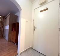 REZERVOVANÉ  ☎️ 0918/197 701 Na prenájom garsónka blízkosti centra mes - Interiér Rekreačného apartmánu s dlaždicovou podlahou a podlahou s dreveným dekorom, dverami a nábytkom.