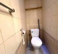 REZERVOVANÉ  ☎️ 0918/197 701 Na prenájom garsónka blízkosti centra mes - Toaleta v Rekreačnom apartmáne s keramickými dlaždicami a toaletným papierom na držiaku.