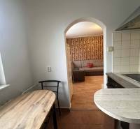 REZERVOVANÉ  ☎️ 0918/197 701 Na prenájom garsónka blízkosti centra mes - Rekreačný apartmán s klenutým prechodom, podlahou s dreveným dekorom a útulným posedením.