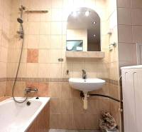 REZERVOVANÉ  ☎️ 0918/197 701 Na prenájom garsónka blízkosti centra mes - Kúpeľňa v rekreačnom apartmáne s vaňou, umývadlom, zrkadlom a práčkou.