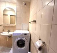 REZERVOVANÉ  ☎️ 0918/197 701 Na prenájom garsónka blízkosti centra mes - Kúpeľňa v rekreačnom apartmáne s práčkou a umývadlom.