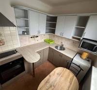 REZERVOVANÉ  ☎️ 0918/197 701 Na prenájom garsónka blízkosti centra mes - Kuchyňa v rekreačnom apartmáne s kuchynskou linkou, spotrebičmi a stolom.