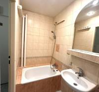 REZERVOVANÉ  ☎️ 0918/197 701 Na prenájom garsónka blízkosti centra mes - Kúpeľňa v Rekreačnom apartmáne s vaňou, umývadlom a svetlým keramickým obkladom.