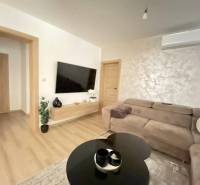 ☎️ 0918/197 701 Predám priestranný  3 izbový  byt s veľkou terasou a m - Obývacia izba v 3-izbovom byte s pohovkou, televízorom a podlahou s dreveným dekorom.