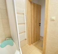 ☎️ 0918/197 701 Predám priestranný  3 izbový  byt s veľkou terasou a m - Kúpeľňa v 3-izbovom byte s vaňou, radiátorom a keramickými obkladmi.