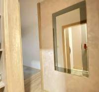 ☎️ 0918/197 701 Predám priestranný  3 izbový  byt s veľkou terasou a m - Chodba v 3-izbovom byte so zrkadlom a podlahou s dreveným dekorom.