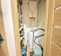 ☎️ 0918/197 701 Predám priestranný  3 izbový  byt s veľkou terasou a m - Úložný priestor v 3-izbovom byte s botníkom, vysávačom a ohrevným zariadením.