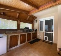 ☎️ 0918/197 701 Predám priestranný  3 izbový  byt s veľkou terasou a m - Kuchyňa v 3-izbovom byte s podlahou s dreveným dekorom a výhľadom cez veľké okná.