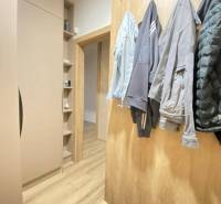 ☎️ 0918/197 701 Predám priestranný  3 izbový  byt s veľkou terasou a m - Vstupná hala v 3-izbovom byte s vešiakmi a podlahou s dreveným dekorom.