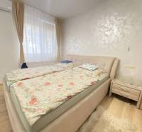 ☎️ 0918/197 701 Predám priestranný  3 izbový  byt s veľkou terasou a m - Spálňa v 3-izbovom byte s pohodlnou posteľou a podlahou s dreveným dekorom.