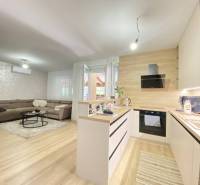 ☎️ 0918/197 701 Predám priestranný  3 izbový  byt s veľkou terasou a m - Kuchyňa a obývačka spojená v 3-izbovom byte s podlahou s dreveným dekorom.