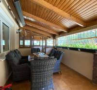 ☎️ 0918/197 701 Predám priestranný  3 izbový  byt s veľkou terasou a m - Terasa s dreveným stropom a ratanovým nábytkom v 3-izbovom byte.