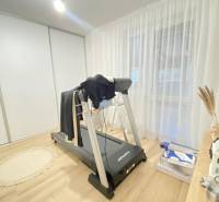 ☎️ 0918/197 701 Predám priestranný  3 izbový  byt s veľkou terasou a m - Bežecký pás v miestnosti 3-izbového bytu s podlahou s dreveným dekorom.