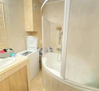 ☎️ 0918/197 701 Predám priestranný  3 izbový  byt s veľkou terasou a m - Kúpeľňa s rohovou vaňou, práčkou a umývadlom v 3-izbovom byte.