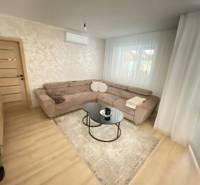 ☎️ 0918/197 701 Predám priestranný  3 izbový  byt s veľkou terasou a m - Obývačka v 3-izbovom byte s podlahou s dreveným dekorom a pohodlnou sedačkou.