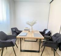 ☎️ 0918/197 701 Predám priestranný  3 izbový  byt s veľkou terasou a m - Jedálenský kút v 3-izbovom byte s podlahou s dreveným dekorom a jednoduchým nábytkom.