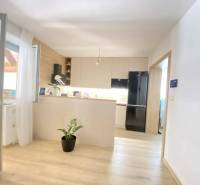 ☎️ 0918/197 701 Predám priestranný  3 izbový  byt s veľkou terasou a m - Svetlá kuchyňa v 3-izbovom byte s podlahou s dreveným dekorom a izbovou rastlinou.