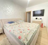 ☎️ 0918/197 701 Predám priestranný  3 izbový  byt s veľkou terasou a m - Spálňa v 3-izbovom byte s pohodlnou posteľou, podlahou s dreveným dekorom a veľkou televíziou.