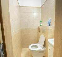 ☎️ 0918/197 701 Predám priestranný  3 izbový  byt s veľkou terasou a m - Kúpeľňa s wc a umývadlom v 3-izbovom byte s keramickými obkladačkami.