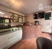 ☎️ 0918/197 701 SUPER INVESTÍCIA !  Znížená cena !!Obchodný priestor n - Interiér obchodných priestorov s tehlovým pultom a vitrínou na zmrzlinu.