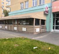 ☎️ 0918/197 701 SUPER INVESTÍCIA !  Znížená cena !!Obchodný priestor n - Exteriér obchodných priestorov v Dunajskej Strede s krytou terasou pred budovou.