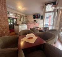 ☎️ 0918/197 701 SUPER INVESTÍCIA !  Znížená cena !!Obchodný priestor n - Interiér obchodných priestorov s tehlovou stenou, stoličkami a zmrzlinovým pultom.