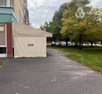 ☎️ 0918/197 701 SUPER INVESTÍCIA !  Znížená cena !!Obchodný priestor n - Obchodné priestory v Dunajskej Strede s prístreškom, chodníkom a zelenými stromami.