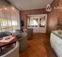 ☎️ 0918/197 701 SUPER INVESTÍCIA !  Znížená cena !!Obchodný priestor n - Obchodné priestory so sedením, tehlovým obkladom a vitrínou, ideálne pre kaviareň.