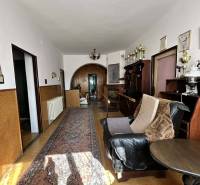 ☎️0918197701-NA PREDAJ STARŠÍ RODINNÝ DOM NA REKONŠTRUKCIU  V OBCI POV - Chodba v rodinnom dome s podlahou s dreveným dekorom a kobercom.