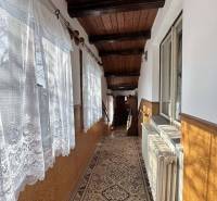☎️0918197701-NA PREDAJ STARŠÍ RODINNÝ DOM NA REKONŠTRUKCIU  V OBCI POV - Rodinný dom s dlhou chodbou, dreveným stropom a vzorovým kobercom.