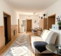 ☎️0918197701-NA PREDAJ STARŠÍ RODINNÝ DOM NA REKONŠTRUKCIU  V OBCI POV - Obývacia izba v rodinnom dome s podlahou s dreveným dekorom a elegantným kobercom.