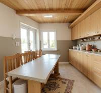 ☎️0918197701-NA PREDAJ STARŠÍ RODINNÝ DOM NA REKONŠTRUKCIU  V OBCI POV - Kuchyňa s dreveným dekorom a jedálenským stolom v rodinnom dome.