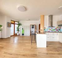 ☎️0918197701  Na prenájom  elegantný 3 izbový byt priamo v centre Duna - Kuchynský priestor v 3-izbovom byte s podlahou s dreveným dekorom a farebným obkladom.