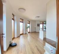 ☎️0918197701  Na prenájom  elegantný 3 izbový byt priamo v centre Duna - Priestranná obývacia izba s podlahou s dreveným dekorom v 3-izbovom byte.