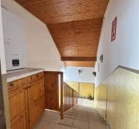 ☎️0918197701   Na predaj 2 generačný,  8 izbový poschodový dom s dvoma - Schodisko v rodinnom dome so svetlým dreveným stropom a žltými stenami.