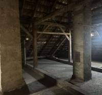 ☎️0918197701 Rodinný dom s veľkým potenciálom v obci Dolný Štál – ideá - Podkrovie s drevenými nosnými trámami a prirodzeným osvetlením v rodinnom dome.