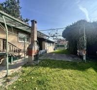 ☎️0918197701 Rodinný dom s veľkým potenciálom v obci Dolný Štál – ideá - Rodinný dom v Dolnom Štále s terasou, zeleným trávnikom a altánkom.