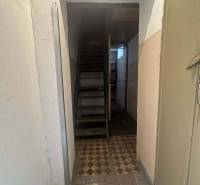 ☎️0918197701 Rodinný dom s veľkým potenciálom v obci Dolný Štál – ideá - V Rodinnom dome je úzky priechod so schodmi a kachličkovou podlahou.