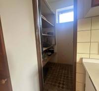 ☎️0918197701 Rodinný dom s veľkým potenciálom v obci Dolný Štál – ideá - Špajza v rodinnom dome, s policami plnými nádob a malým oknom.