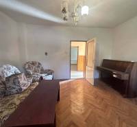 ☎️0918197701 Rodinný dom s veľkým potenciálom v obci Dolný Štál – ideá - Interiér rodinného domu s gaučom, klavírom a podlahou s dreveným dekorom.