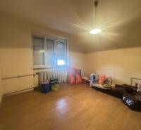 ☎️0918197701 Rodinný dom s veľkým potenciálom v obci Dolný Štál – ideá - Izba v rodinnom dome s podlahou s dreveným dekorom a zabalenými vecami.