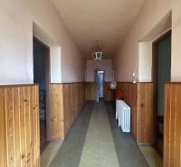 ☎️0918197701 Rodinný dom s veľkým potenciálom v obci Dolný Štál – ideá - Úzky chodba v rodinnom dome s dreveným obkladom a lampou na strope.