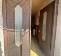 ☎️0918197701 Rodinný dom s veľkým potenciálom v obci Dolný Štál – ideá - Vstupné dvere rodinného domu s dreveným dekorom v Dolnom Štále.