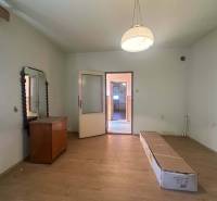 ☎️0918197701 Rodinný dom s veľkým potenciálom v obci Dolný Štál – ideá - Izba v rodinnom dome s podlahou s dreveným dekorom, zrkadlom a skrinkou.